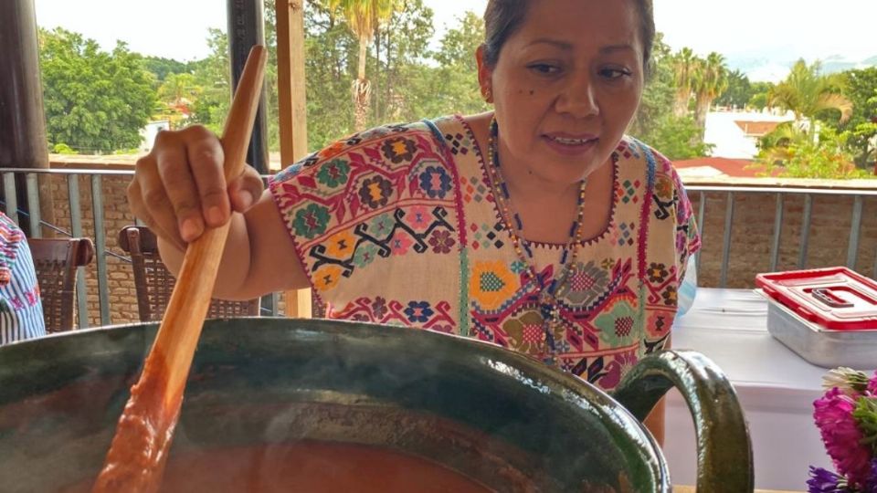 'Reina de los Moles' presentó la tradicional salsa: el mole negro.