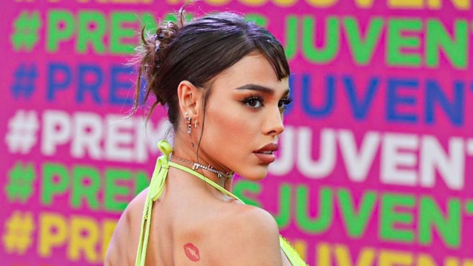 Danna Paola hizo gala de su estilo con este atrevido conjunto azul