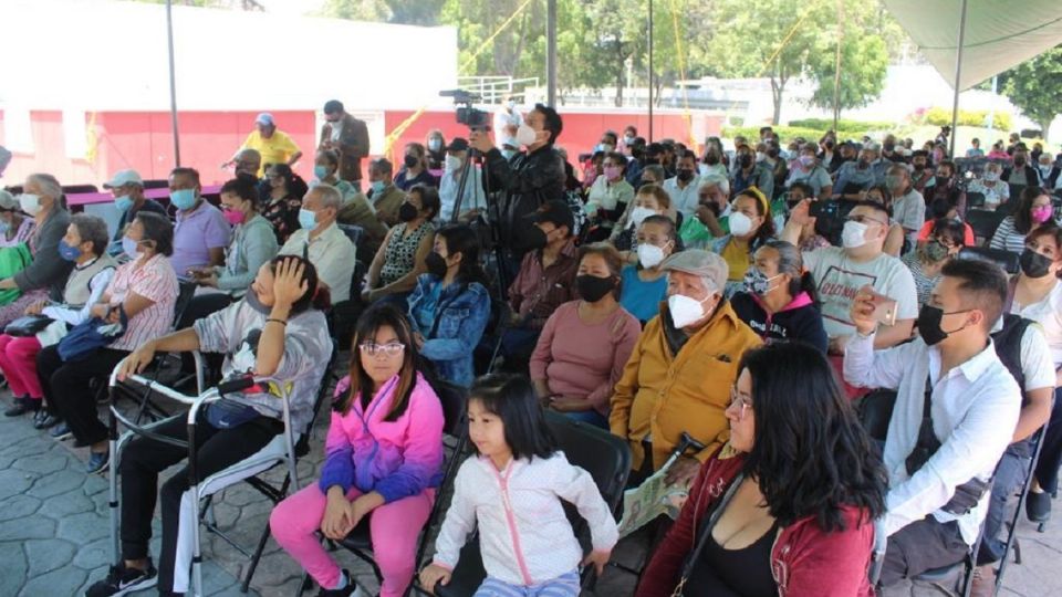 El alcalde de Iztacalco anunció la entrega de los aparatos auditivos