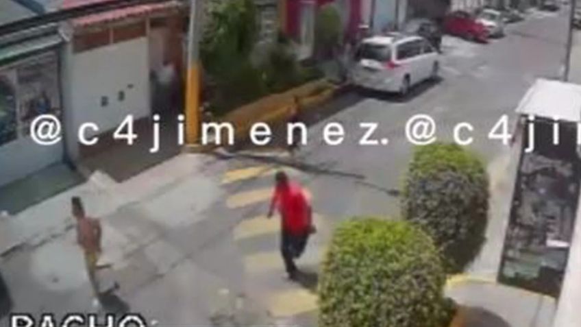 Persiguió en ropa interior a tres presuntos asaltantes en Iztapalapa | VIDEO