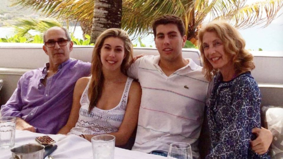 Doug junto con sus padres y hermana.