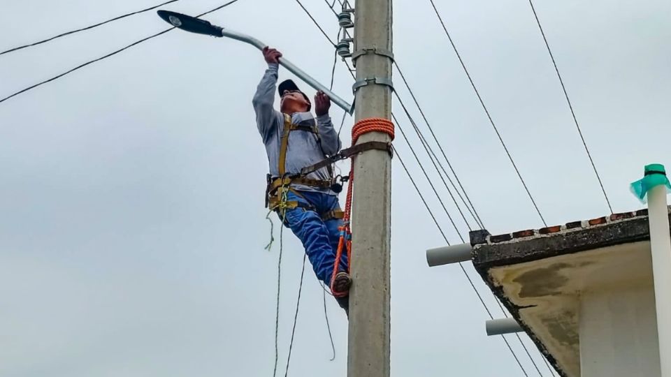 Autoridades de Juchitán comenzaron a colocar luminarias en Santa María del Mar