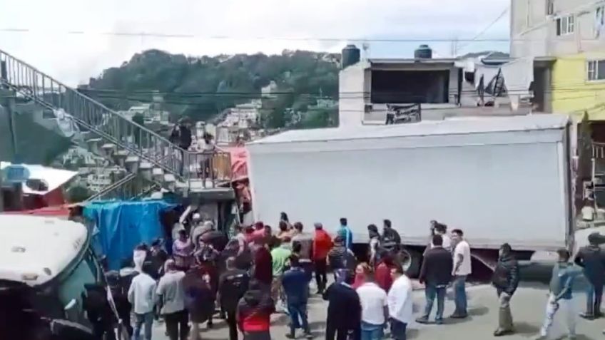 Tráiler embiste puestos en la Naucalpan-Toluca: hay muertos y una niña prensada | VIDEO