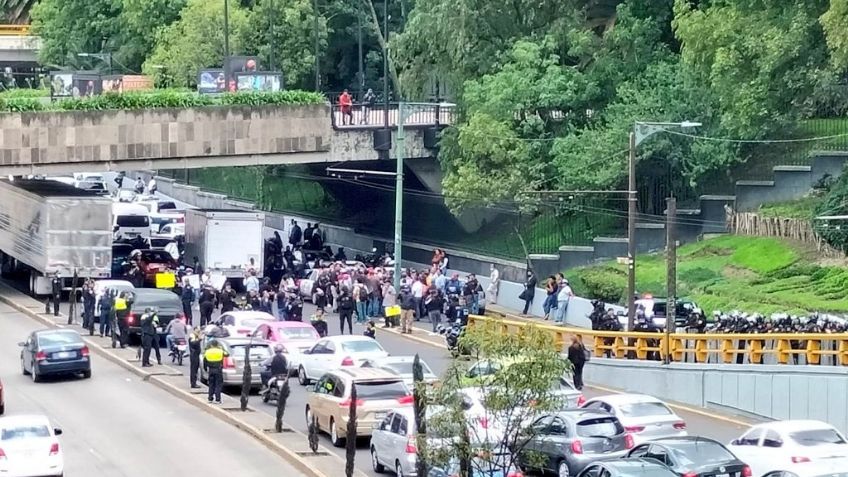 Manifestantes bloquean circulación en Circuito Interior y Chapultepec