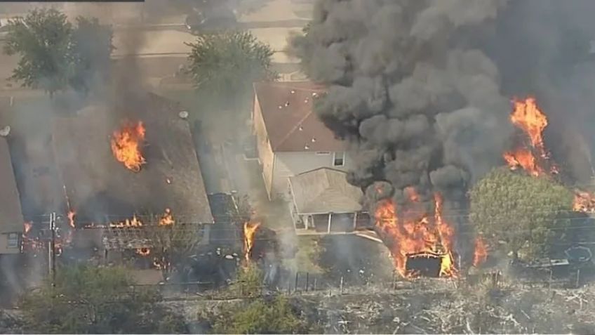 Incendio forestal en Texas consume un vecindario | VIDEO