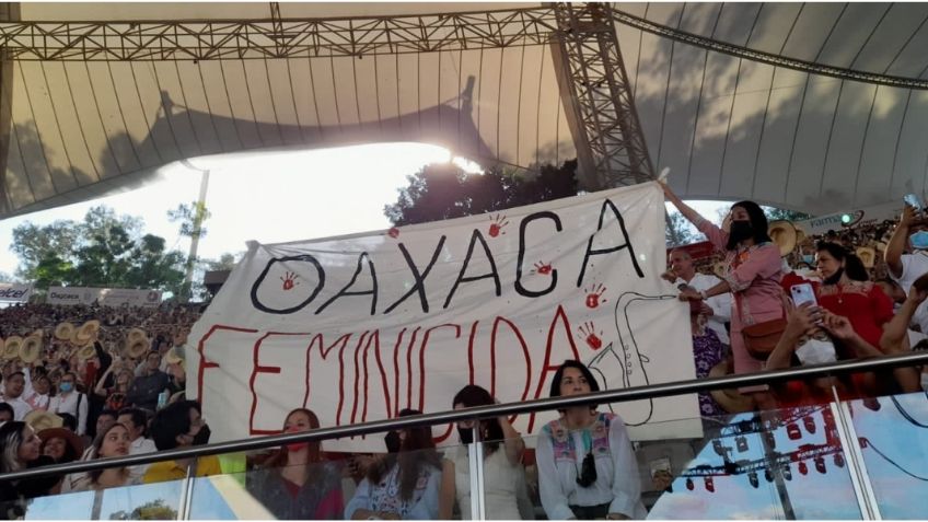 Guelaguetza 2022: Desalojan a la saxofonista María Elena Ríos por manta con la leyenda "Oaxaca Feminicida"