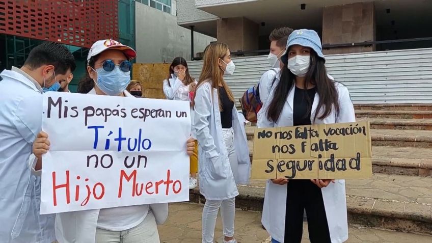 Marchan médicos pasantes ante la inseguridad en Zacatecas