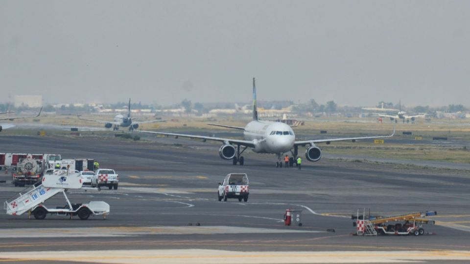 Este bache se generó debido a la abundante cantidad de lluvias de la temporada y al constante aterrizaje de aviones.