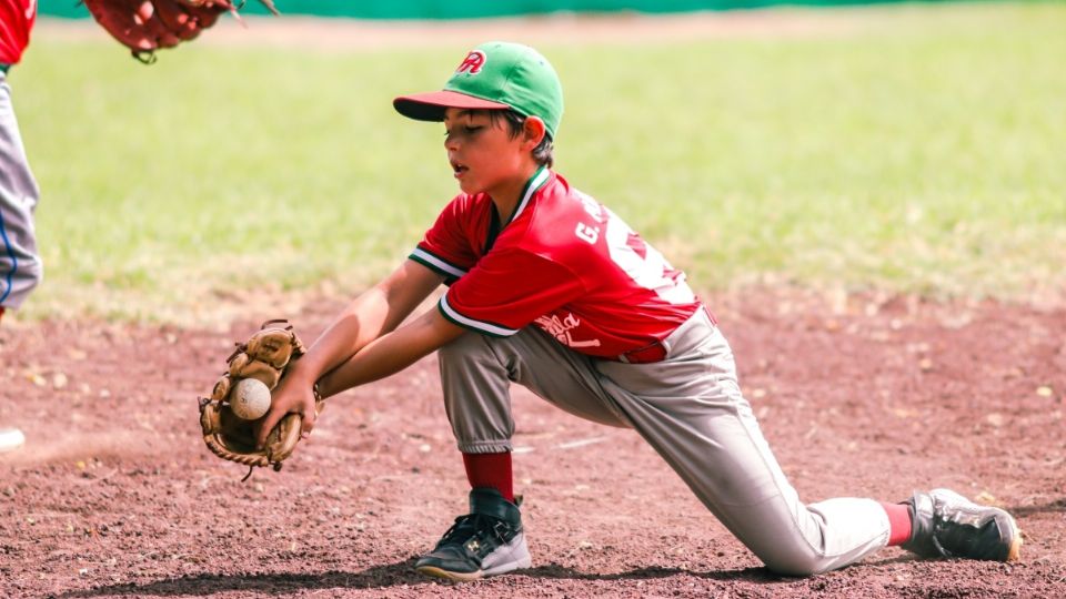 El joven ya tiene los fundamentos básicos de El Rey de los Deportes en la Liga Infantil Beto Ávila