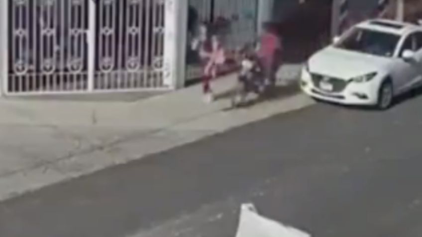 "Motoratero" se sube a la banqueta, a toda velocidad arranca mochila a estudiante y la deja en el piso  | VIDEO