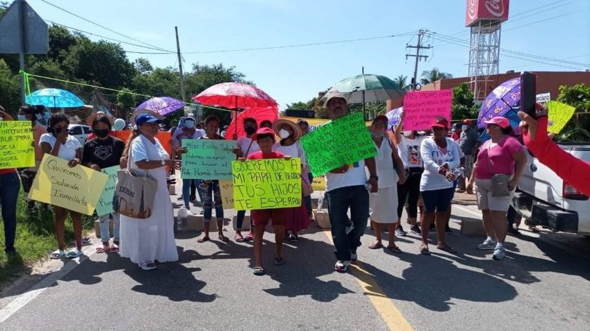 Bloquean carretera Acapulco -Pinotepa Nacional por maestro desaparecido