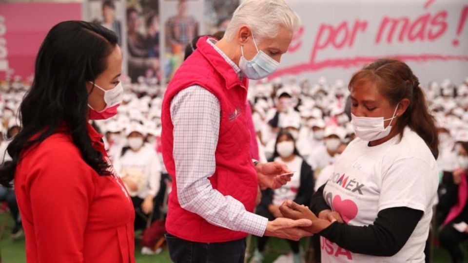 “Hoy están recibiendo aquí más de 4 mil mujeres de esta región del Valle de México su Salario rosa por primera vez'.