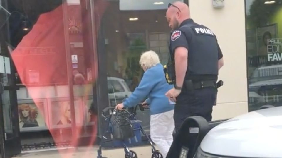 Un policía asistió a una mujer mayor para que llegara a su cita