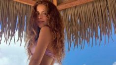 VIDEO | De espaldas, Shakira presume bikini que ella diseñó y muestra cómo surfear las olas