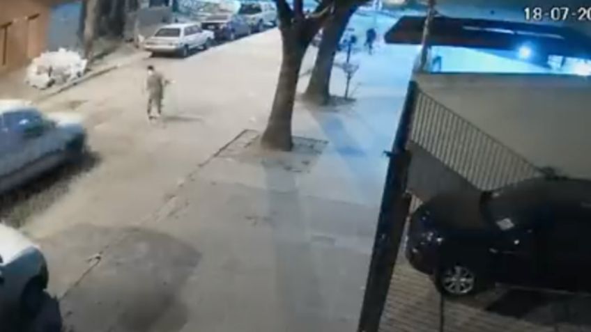 Delincuente asalta a mamá y termina atropellado por su hijo: VIDEO