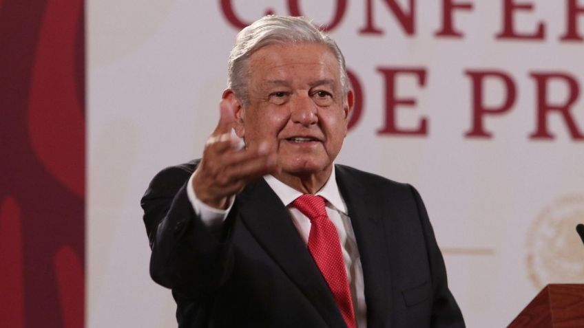 AMLO da aumento salarial del 8.2% a los maestros