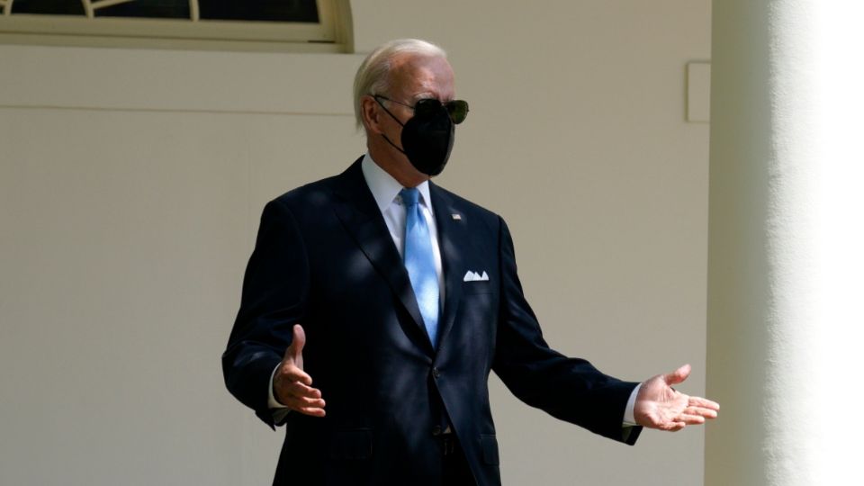 Joe Biden, hace un gesto cuando llega para pronunciar comentarios después de su recuperación de Covid-19 en el jardín de rosas de la Casa Blanca.