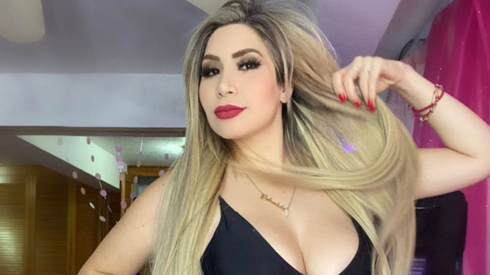 La conductora impactó con su belleza.