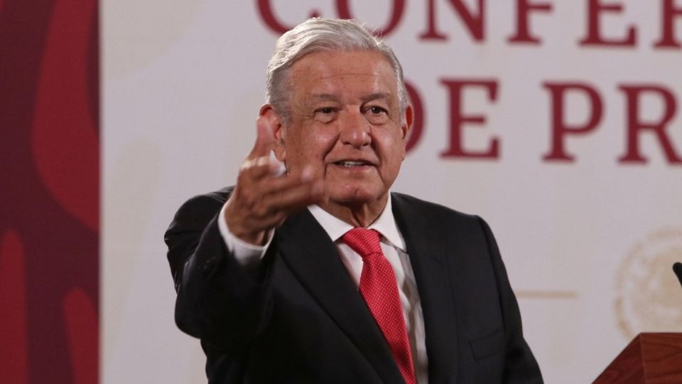 El presidente López Obrador les garantiza que ningún docente ganará menos de 16 mil pesos por mes. Promete al magisterio mejorar los servicios médicos y pensiones
