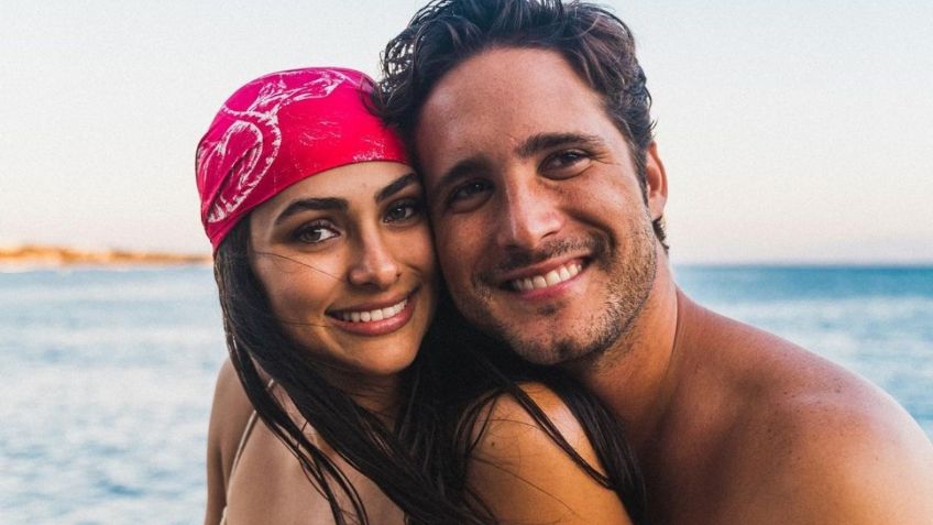 Desde la playa, Renata Notni y Diego Boneta derrochan amor en un camastro