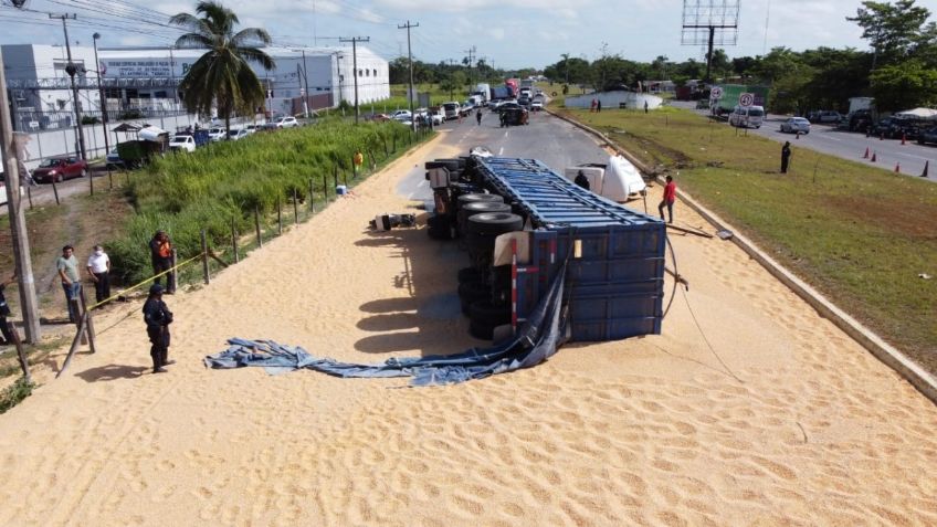 Volcadura de tráiler destroza tres vehículos y deja maíz regado en Tabasco | FOTOS