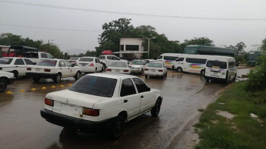 Transportistas bloquean carretera en Guerrero ante rumor de operativo de seguridad