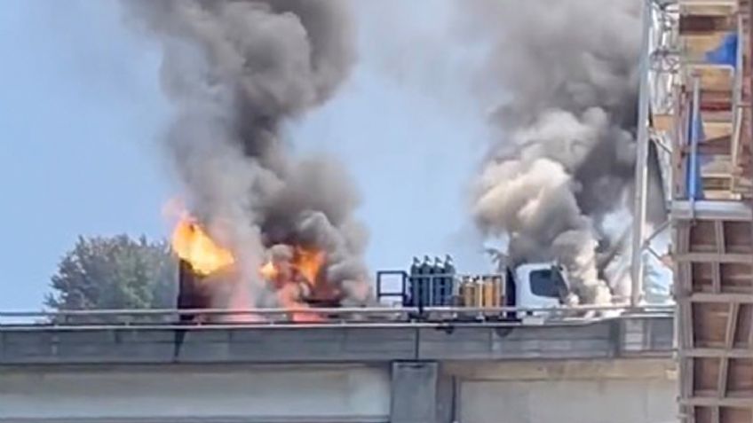 Incendio de un camión con tanques de oxígeno provoca cierre de carretera en Seattle: VIDEOS