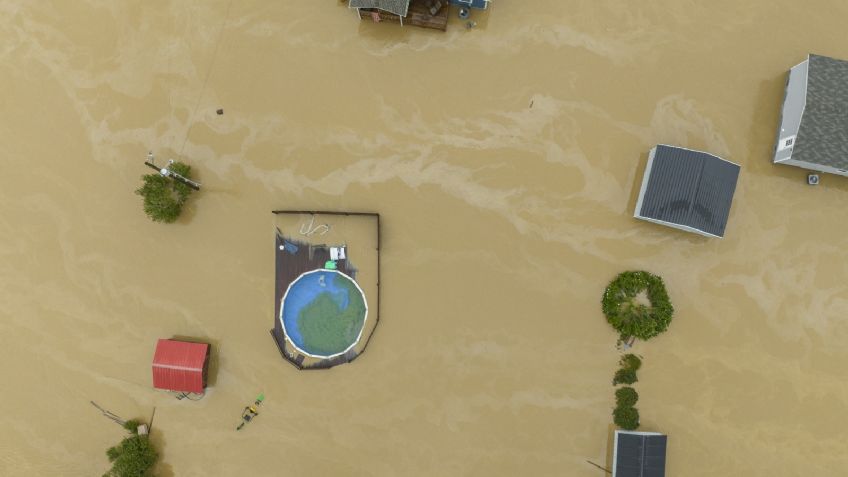 Lluvias torrenciales dejan 8 muertos e impactantes imágenes en Kentucky | VIDEOS