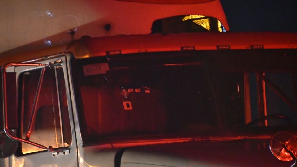 Varios sujetos armados a bordo de dos camionetas intentaron interceptar un tráiler cargado con 20 toneladas de tubo de cobre