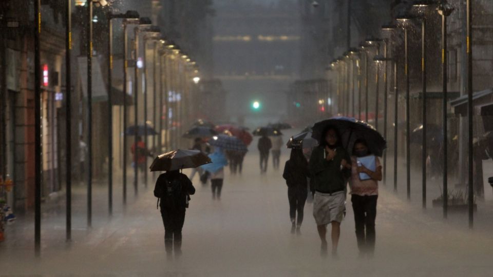 Lluvia cae sobre la calle Madero en la Ciudad de México.