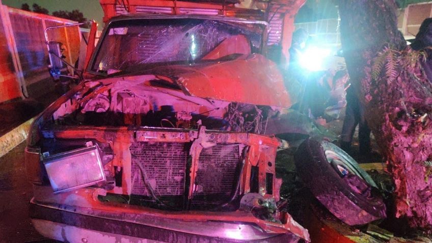 Hombre pierde el control de su camioneta y queda prensado frente a panteón en Ecatepec