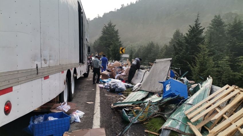 Indignantes fotos: Automovilistas roban ropa de tráiler volcado en la México-Toluca