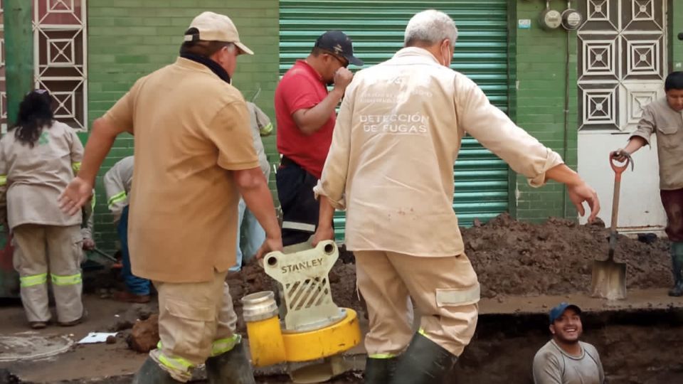 Personal del Sacmex trabaja en la fuga.