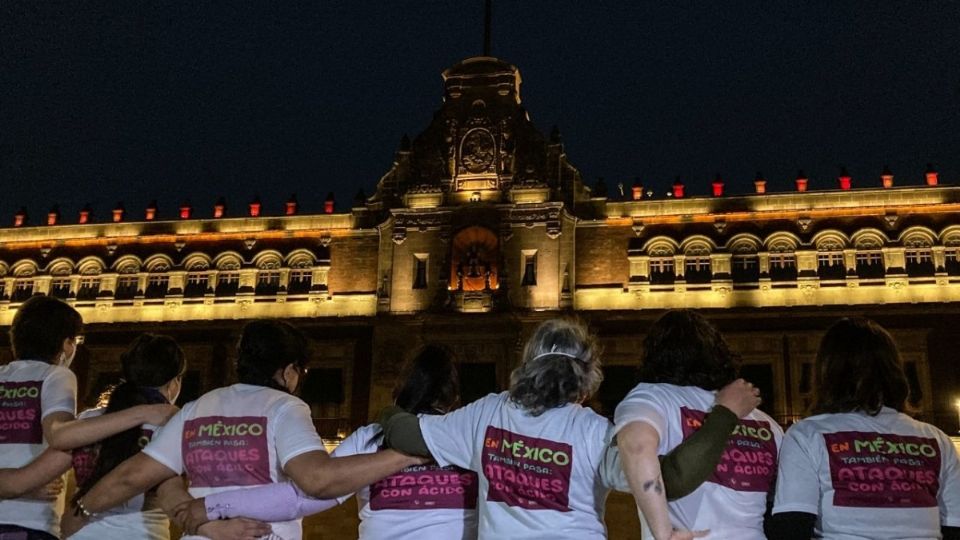 Mujeres que fueron atacadas con ácido realizan una protesta frente a Palacio Nacional, en la CDMX. FOTO: Cuartoscuro