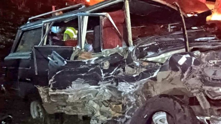 Su auto quedó destrozado, pero él se salvó de morir en un choque en la México-Pirámides