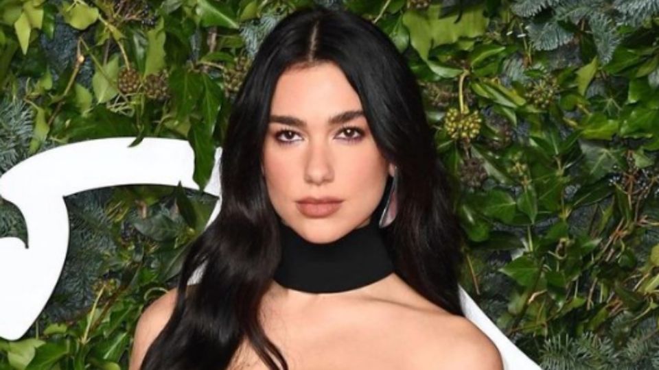 Dua Lipa impone moda con mini short y calentadores de lana