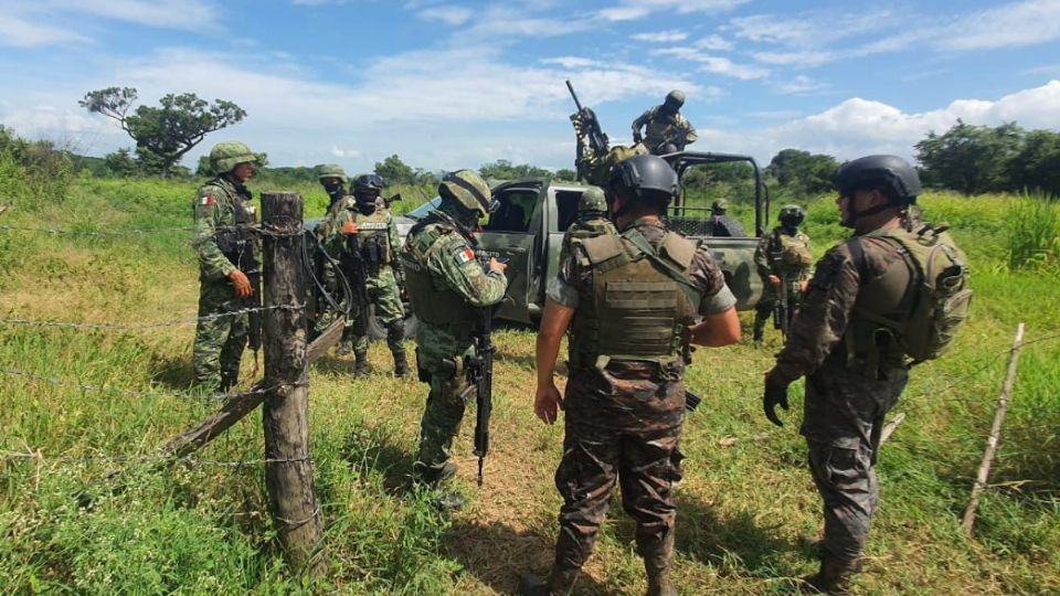 Según los primeros reportes policiales, cuatro hombres a bordo de un vehículo no se detuvieron en uno de los retenes instaurados