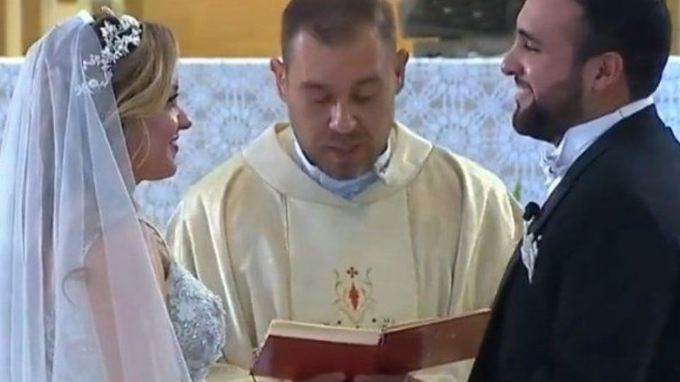 La atleta lució conmovida y visiblemente feliz durante toda la ceremonia religiosa