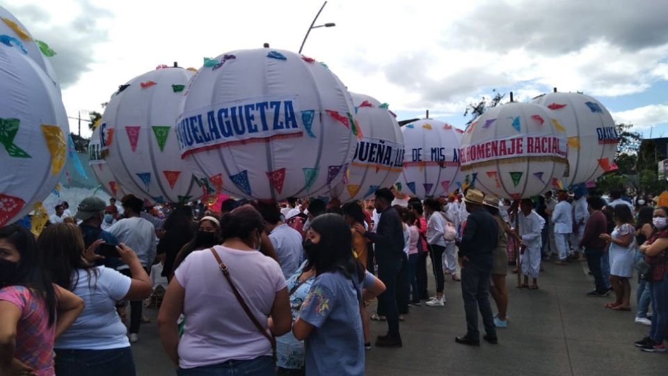 Más de una decena de tiliches o viejos, imagen oficial de la Guelaguetza, aparecieron en escena