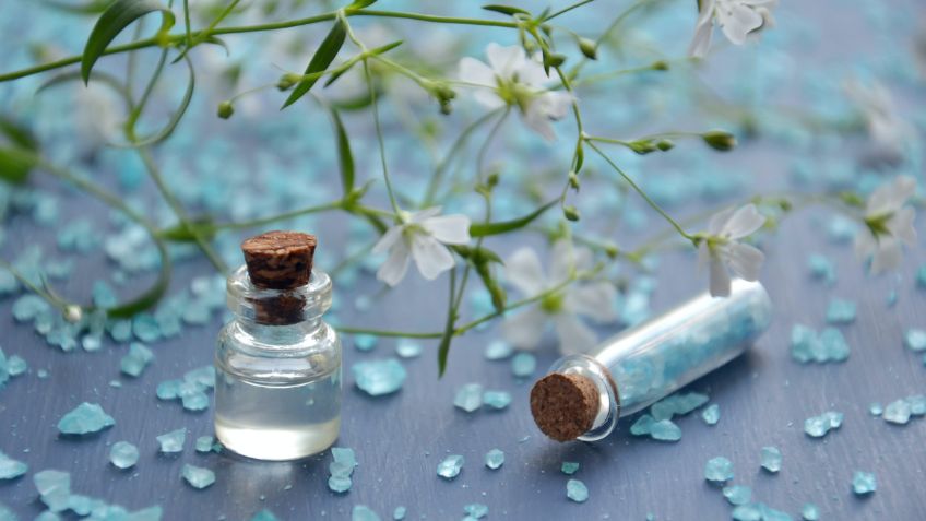 Con flores y pocos ingredientes: el secreto para preparar un perfume casero