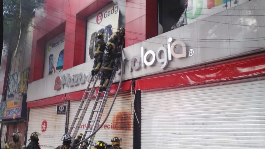 Registran incendio en la Plaza de la Tecnología del centro de CDMX