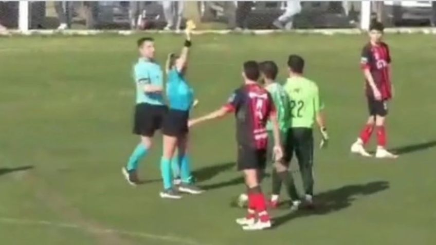 Un jugador da brutal golpe a árbitra que lo amonestó y la deja en el piso | Video