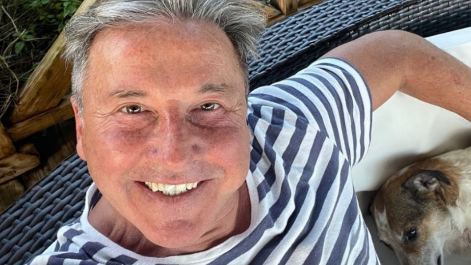 Ricardo Montaner se encuentra en el cetro de los reflectores.