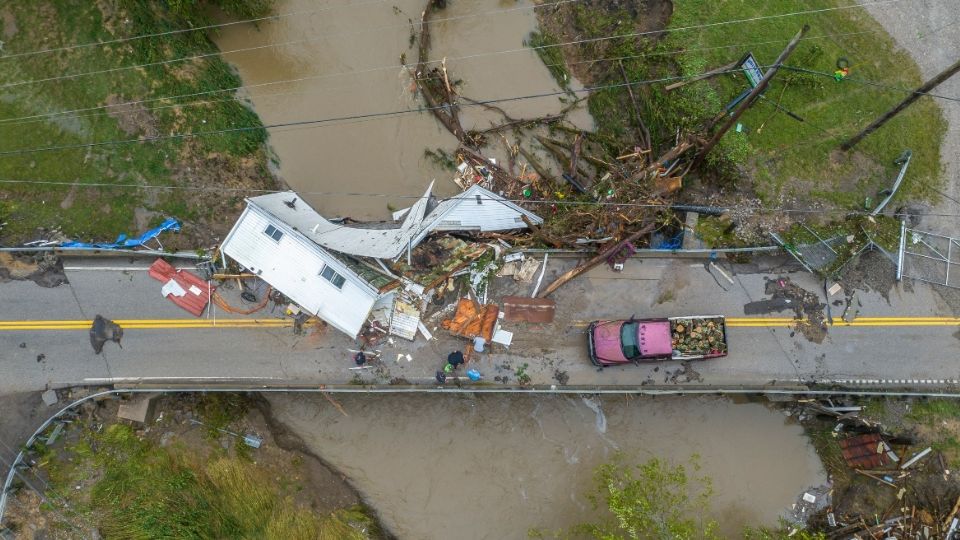 Decenas de puentes quedaron muy dañados o estaban completamente destruidos