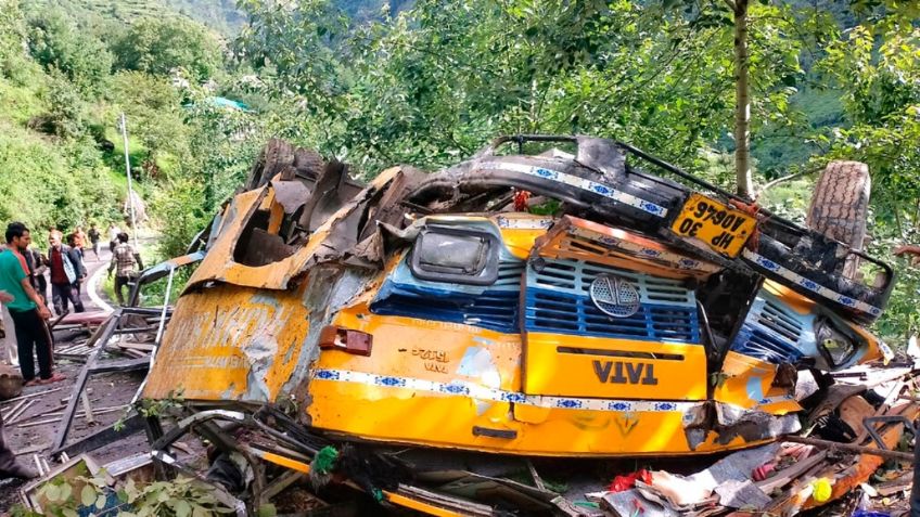 Autobús de pasajeros cae a un barranco y mueren 16 personas, entre ellas niños | VIDEOS