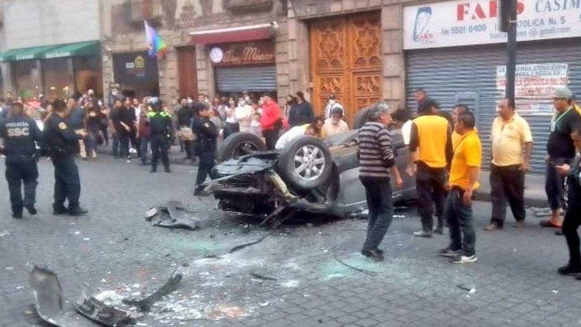 VIDEO muestra el intento de rescatar al valet parking que cayó de un segundo piso sobre un auto