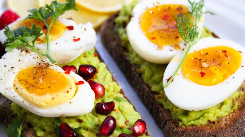 El sodio, azúcares y grasas se deben evitar cuando un paciente tiene presión alta, ¿pero sabes qué alimentos debe comer para no desarrollar problemas de salud?