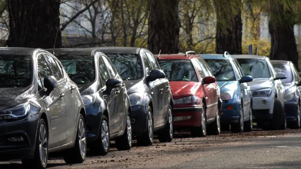 autos estacionados en la calle.