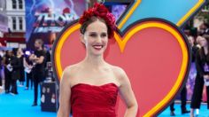 "Thor, Love and Thunder": Natalie Portman deslumbra con vestido rojo durante la premier