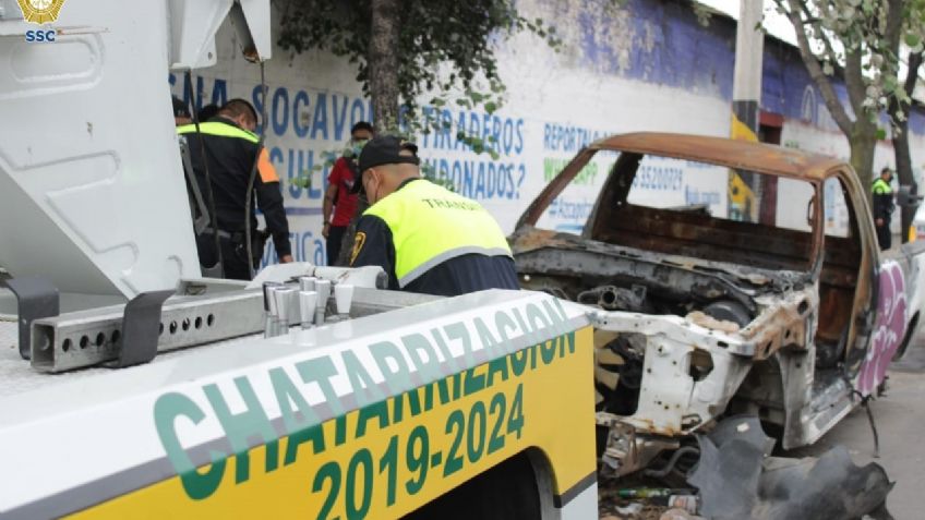 Arrasan con los autos abandonados en Azcapotzalco; serán chatarrizados